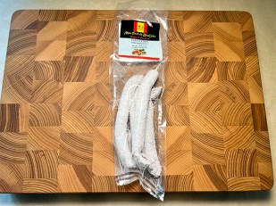 Японские снеки и крекеры: Колбаски сыровяленые Mini Fuet 